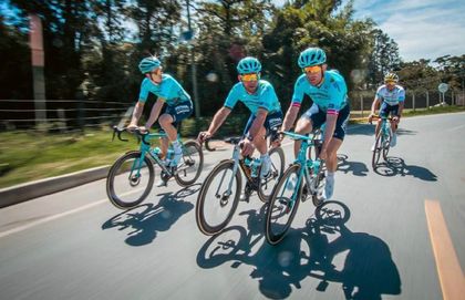 Imagen de  Mark Cavendish y sus compañeros del Astana entrenaron en el Oriente y compartieron un café en El Retiro