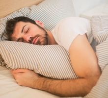 ¿Dormir en dos fases, mejor que el sueño continuo?