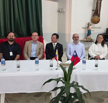 Imagen de  Embajador de Taiwán entrega 25 equipos de cómputo para reducir la brecha digital en Granada