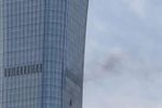 Imagen de Se estrella una avioneta contra el edificio más alto de Pekín