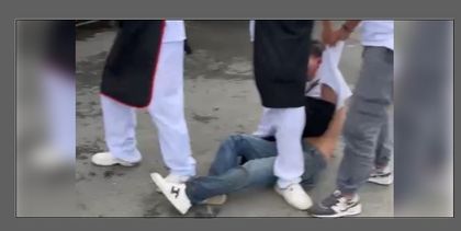 Imagen de  Justicia por mano propia: extranjeros arremetieron contra un joven que al parecer intentó robarlos en la vía Aeropuerto-Túnel de Oriente
