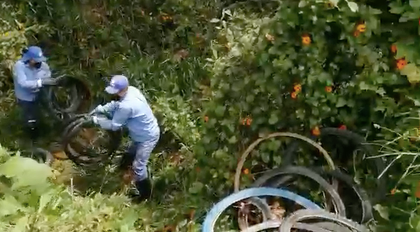 Imagen de  ¡Mal hecho! Inescrupulosos arrojaron decenas de llantas a una quebrada en La Ceja