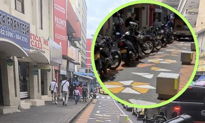 Motos y carros invaden zona peatonal de la Plaza de Caicedo, a solo un día de ser inaugurada