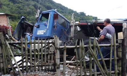 Imagen de Conductor perdió el control de su vehículo y colisionó contra dos viviendas en la autopista