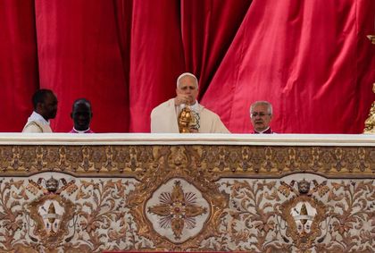 Imagen de  León XIV recibió conmovido el palio y el anillo del Pescador, símbolos del poder pontificio