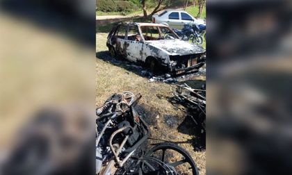 Imagen de  ¿Qué pasó con los caballistas que incendiaron dos motos y un carro en San Vicente?