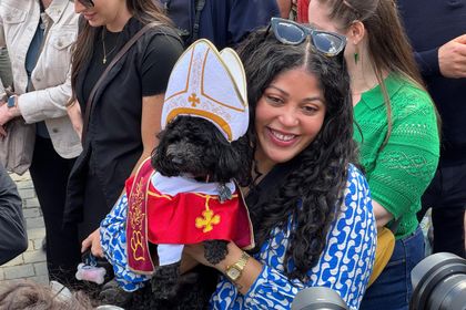 Imagen de  Segunda fumata negra, resignación en la plaza y disposición a volver