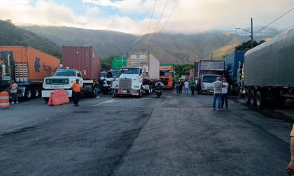 Vía Buenaventura completa cuatro días cerrada y afecta transporte de carga y abastecimiento