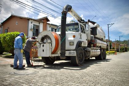 Imagen de  Con vehículo especializado, en La Ceja realizan mantenimiento al alcantarillado para evitar inundaciones y malos olores