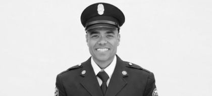 Imagen de  Con velatón y sonido de sirenas, homenajearon al bombero que murió durante la atención de un incendio en Medellín