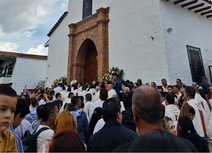 Imagen de  Cientos de feligreses asistieron a la reapertura de la parroquia Santa Ana de Guarne