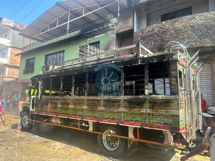 Imagen de En imágenes: así quedó el bus escalera que se incendió en San Rafael