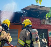 Controlan incendio en glorieta de Siloé que puso en riesgo varios locales comerciales en Cali