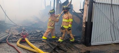 Imagen de  Incendio en depósito de maderas en Bello deja al menos una vivienda afectada