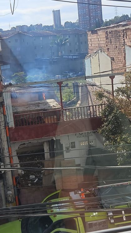 Imagen de Bomberos de Rionegro atienden incendio en vivienda abandonada en la Avenida Galán