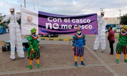 Campaña ‘Con el casco no me casco’ se toma las intersecciones peligrosas