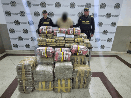 Imagen de  Policías requisaron un carro en el norte del Valle de Aburrá y hallaron 240 kilos de estupefacientes