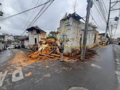 Imagen de Otro muro se desplomó de una vivienda abandonada en zona urbana de Rionegro