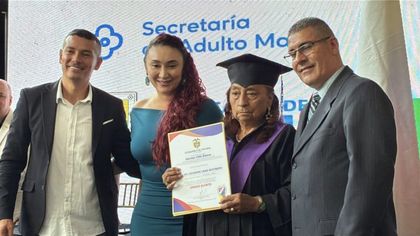 Imagen de  ¡Nunca es tarde! 45 personas mayores se graduaron de básica primaria en Bello y empezarán el bachillerato en 2026