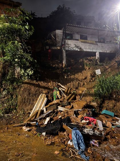 Imagen de Tragedia en Manrique: derrumbe dejó dos muertos, una mujer y un bebé