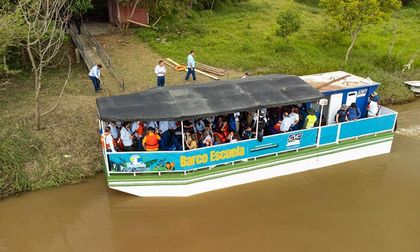 Con barco escuela, CVC hace pedagogía sobre el río Cauca