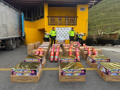 Imagen de Autoridades incautaron una tonelada de juegos pirotécnicos que eran transportados en un vehículo por la Autopista