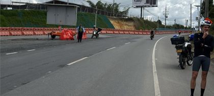 Imagen de  Ciclistas denuncian imprudencia por parte de un motociclista en inmediaciones del aeropuerto JMC