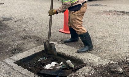 Emcali realiza limpieza de canales en Cali para prevenir inundaciones