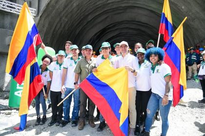 Imagen de Hoy se logró el cale en el Túnel del Toyo, uniendo ambos frentes de trabajo. Medellín quedará a 4 horas de Urabá