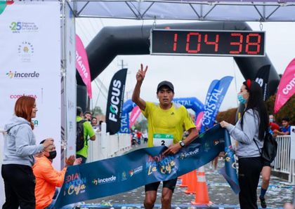 Imagen de  Cristian Vásconez y María Fernanda Montoya, los ganadores de la Media Maratón de La Ceja