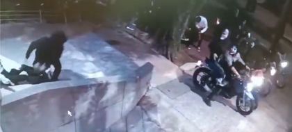 Imagen de Video: diez ladrones enmascarados aprovecharon Halloween para robar a dos mujeres en Medellín