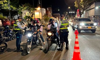 ¿Es cierto que el número de placa en el casco ya no es obligatorio? Movilidad explica los cambios de la Ley 2251 de 2022