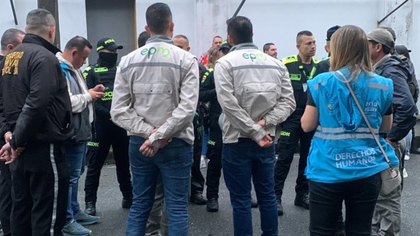 Imagen de EPM desmontó transformador usado por 105 familias que invadieron el puente de la Madre Laura