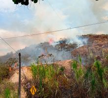 Emergencia en el sur de Cali por incendio forestal en el Cerro La Bandera