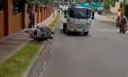 Obreros agreden a agentes de tránsito durante operativo por invasión de andenes en Chipichape, Cali