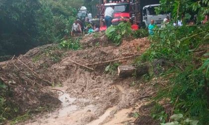 Derrumbe en vía Panamericana generó trancones