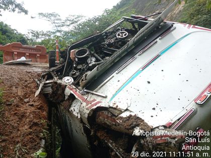 Imagen de  Pese a que aún el bus no se ha retirado, autopista Medellín-Bogotá ya fue habilitada