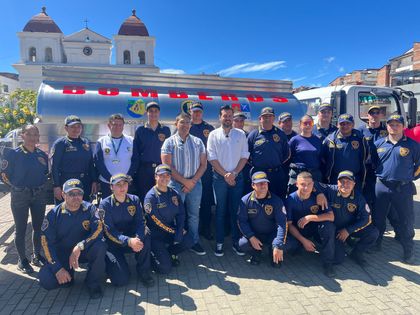 Imagen de  Bomberos de El Santuario recibieron vehículo cisterna para fortalecer la atención de emergencias