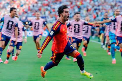Imagen de  Ferran Torres hace campeona del mundo a España en el minuto 106