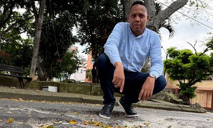 Cristian Viveros pone en discusión el uso del predial: propone que la gente tape los huecos y esto se descuente del pago impuesto