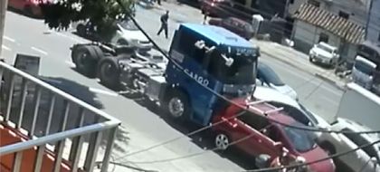 Imagen de En video: momento exacto del accidente en Medellín que deja dos motociclistas muertos