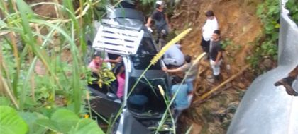 Imagen de  Rescataron a los dos ocupantes de la camioneta que cayó a una quebrada en la Autopista, en San Luis