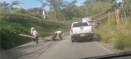 Imagen de  En video: movilidad en vía Marinilla – El Peñol, afectada por caída de un árbol y un poste