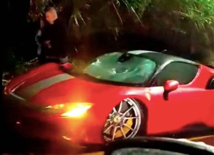 Imagen de  Un Ferrari avaluado en más de 3.500 millones de pesos chocó contra un poste en la Autopista