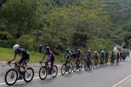 Imagen de  Ciclistas del Clásico RCN sufrieron por los huecos en la Autopista entre El Santuario y Caño Alegre: pinchazos y caídas