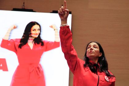 Imagen de  Sondra Macollins Garvin inscribe su candidatura presidencial disfrazada de «La casa de papel»