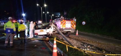 Imagen de  Un vehículo colisionó contra un poste en la Autopista: una persona perdió la vida