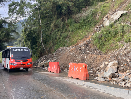 Imagen de ¡Atención! Cierre total de la vía Santa Elena en el kilómetro 11+200 por desprendimiento de material