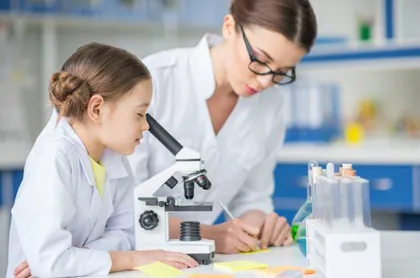 Mujeres en la ciencia: despertar vocaciones hoy para transformar el liderazgo mañana