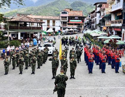 Imagen de  Cocorná celebra 160 años de vida municipal con desfile militar, por primera vez en su historia
